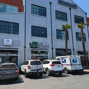 a row of vehicles parked in front of a building