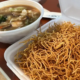 Seafood w/crispy noodles