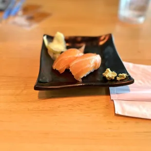 Salmon nigiri