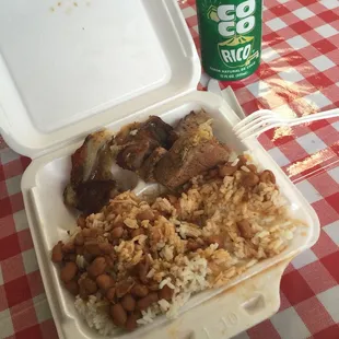 Arroz con abichuela y pernil.