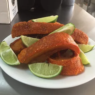 a plate of fish and lime slices