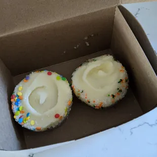 Left birthday cake, right carrot cake. I tripped on the way home so that's why carrot cake looks a little smushed