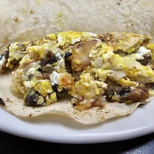 Potato, egg, &amp; mushroom taco
