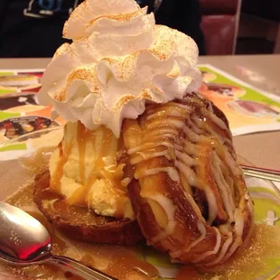 Cinnamon roll sundae
