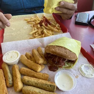 Combo burger w/zucchini fries &amp; cheeseburger special