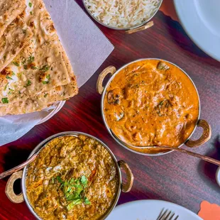 Saag, tikka masala, garlic naan