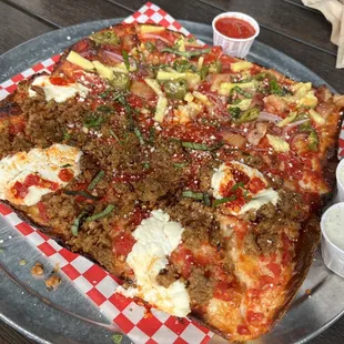 Half and half of The 4 Pizza &amp; Hawaiian Pizza