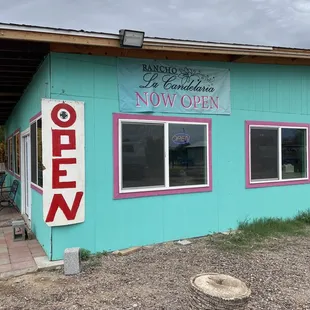 the outside of the restaurant