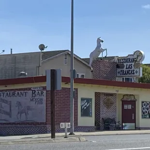 the exterior of a restaurant