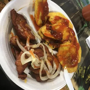 Carne frita with tostones