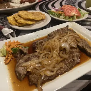 Bistec encebollado