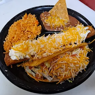 Flauta y taco con arroz y frijoles