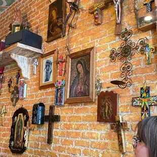 a woman sitting in a cafe