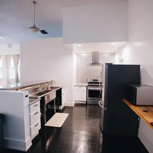 You can utilize the kitchen that includes: a fridge, stove, oven, sink, nad microwave.