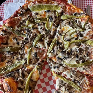 Pizza w/roasted green chilies and mushrooms