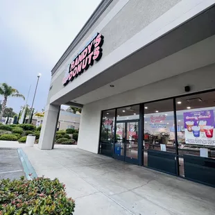 Randy&apos;s Donuts on Murphy Canyon Rd, San Diego location.