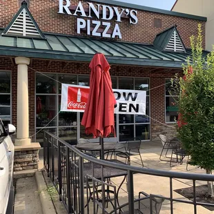 the front of randy&apos;s pizza