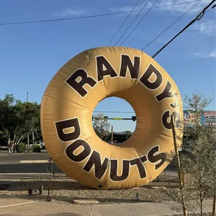 Infamous Randy&apos;s Donuts Sign