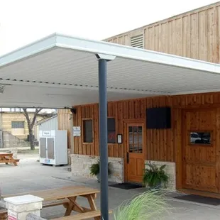 Randy's offers a full restaurant service, a bar, pool, electronic trivia and a patio.