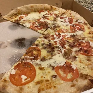 Rio Ranchero Specialty Pizza (mozzarella, bacon, tomato, and ranch dressing)--this is a medium! IG: @betterwithju