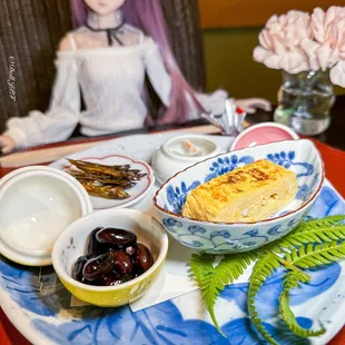 黒豆 Sweet kuromame (black soybean)  田作り Caramelized dried baby sardines  紅白なます Pickled daikon and carrot  厚燒老玉子 Tamagoyaki
