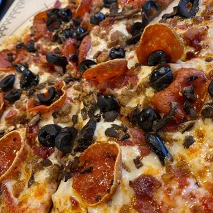 BYOP 11&quot; with sausage crumbles, pepperoni, mushrooms &amp; black olived