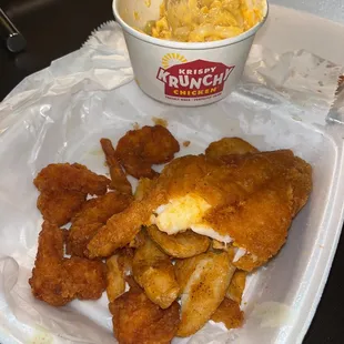 a plate of fried chicken and macaroni and cheese