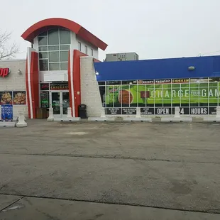 the outside of a fast food restaurant