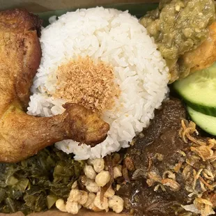 Lunch platter to go, with beef and chicken.