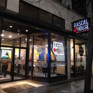 Cleveland mini-vaca'y late night hotel eats--cheap cheese pizza wins! :-D