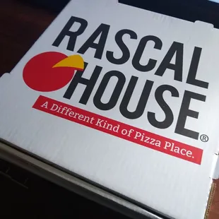 Cleveland mini-vaca'y late night hotel eats--cheap cheese pizza wins! :-D