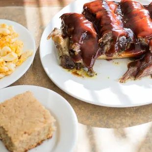 a plate of ribs and macaroni and cheese