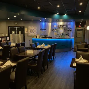 Dining &amp; Bar Area