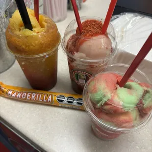Raspado de Nance con chamoy y Tajin, Nieve de garrafa de Guayaba con chamoy y Tajin y nieve de Rainbow sherbet