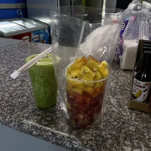 Jugo verde y fruta con chamoy/ tajin