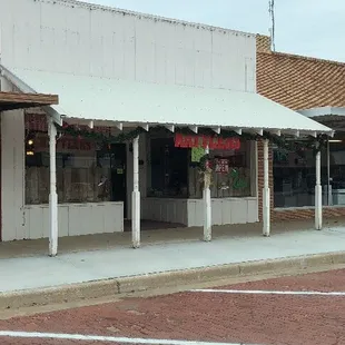 the outside of a restaurant