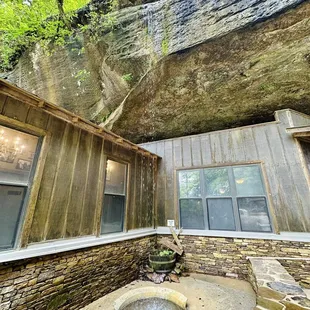 a view of the outside of the building