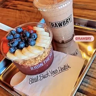 Açaí bowl and date cacao smoothie !