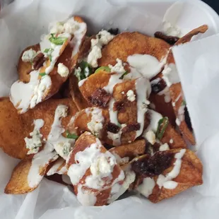 Homemade chips with candied bacon and blue cheese