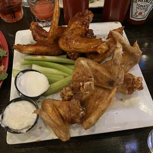 Ray J&apos;s Chicken Wings - Full