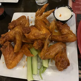Ray J&apos;s Chicken Wings - Full