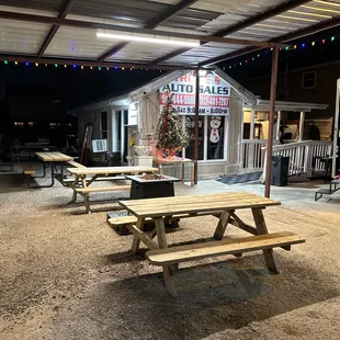 the outside of a restaurant