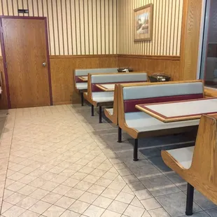 booth seating w/ tv in  dining area