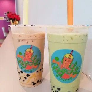 Cream milk tea with egg pudding and tapioca (left) Thai green tea with tapioca. (Right)