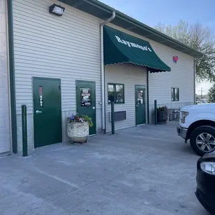 the front of raymono&apos;s pizza plus