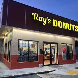 ray&apos;s donuts exterior