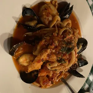 a plate of pasta and clams