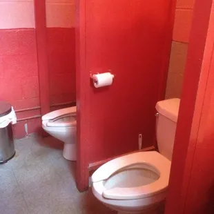 Ray&apos;s ladies&apos; room takes that whole &quot;women always use the restroom together&quot; thing to a literal level. Howdy, neighbor! Didja get crabs?