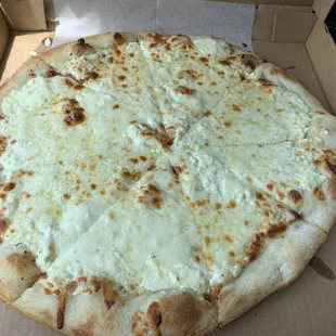 Garlic white pizza... AMAZING!!!