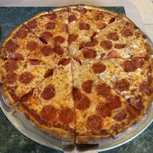 Large pepperoni pizza, well done